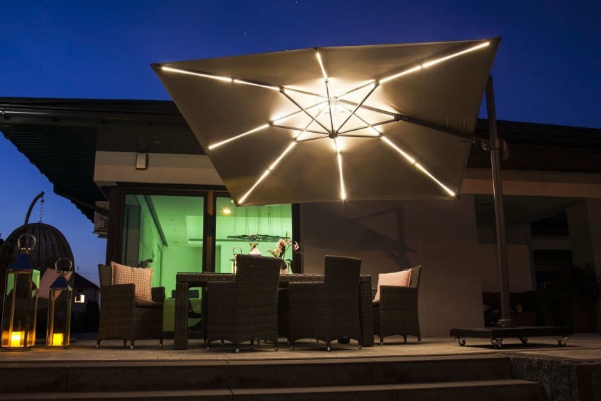 Parasol ogrodowy duży z oświetleniem LED – komfort w dzień i wieczorami